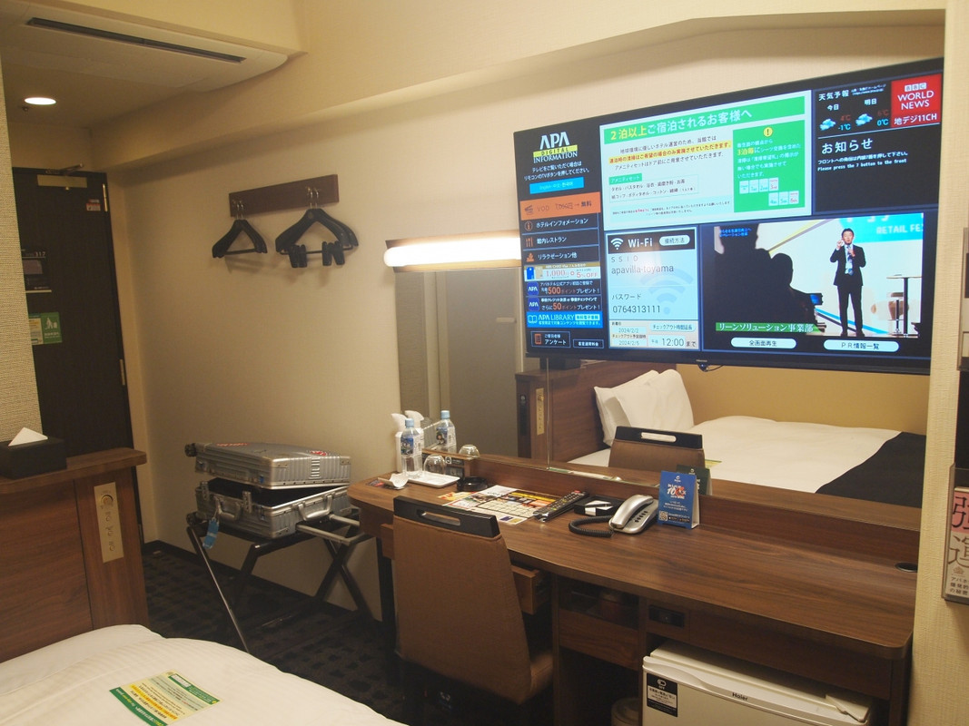 部屋は狭いけどテレビはでかい