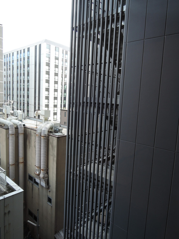 部屋からの眺め 南側はビルが目立つ