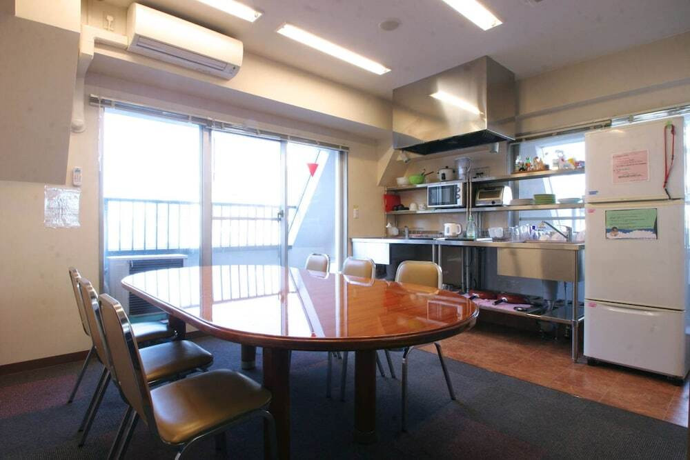 個室・ドミトリーが選べ、カフェが併設されているホテル3448883