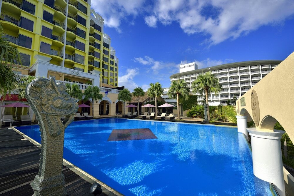 プライベートな沖縄ステイを楽しむなら「EXES ロイヤルプールスイート」3996299