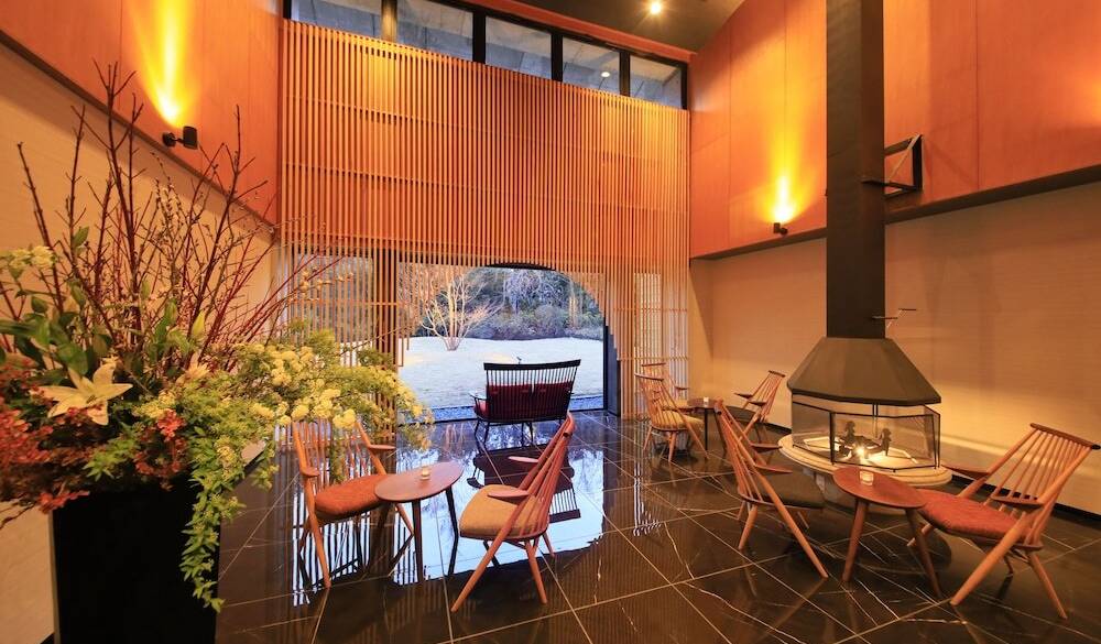 暖炉があるラウンジで
優雅にチェックイン / 1