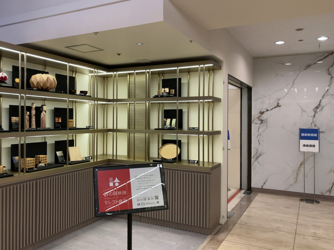 ロビーには西武百貨店への出入口があります