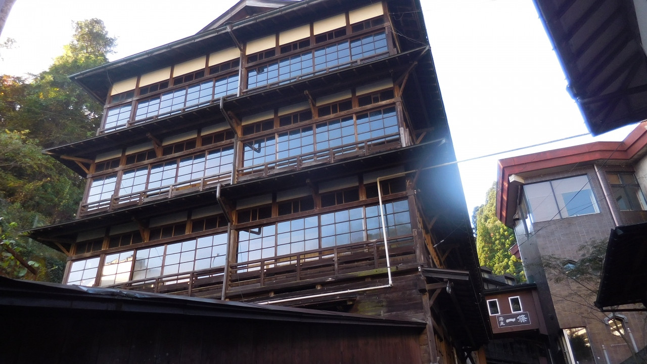 向かいに建つ「湯主一条」の旧本館