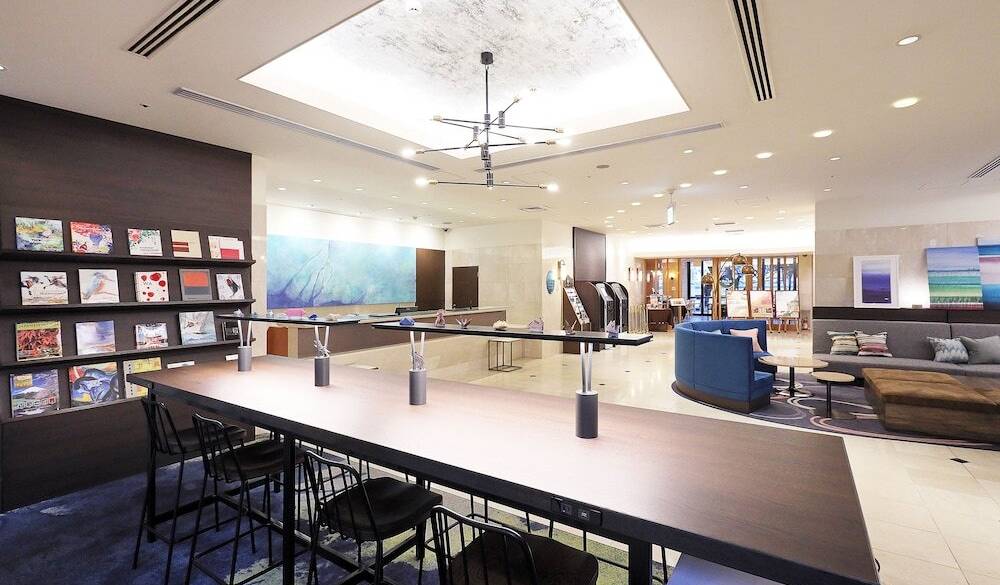 ロビーのライブラリスペース / 1