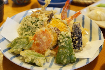 「しのうち」 料理 59932007 天ぷら盛合わせ（1100円）