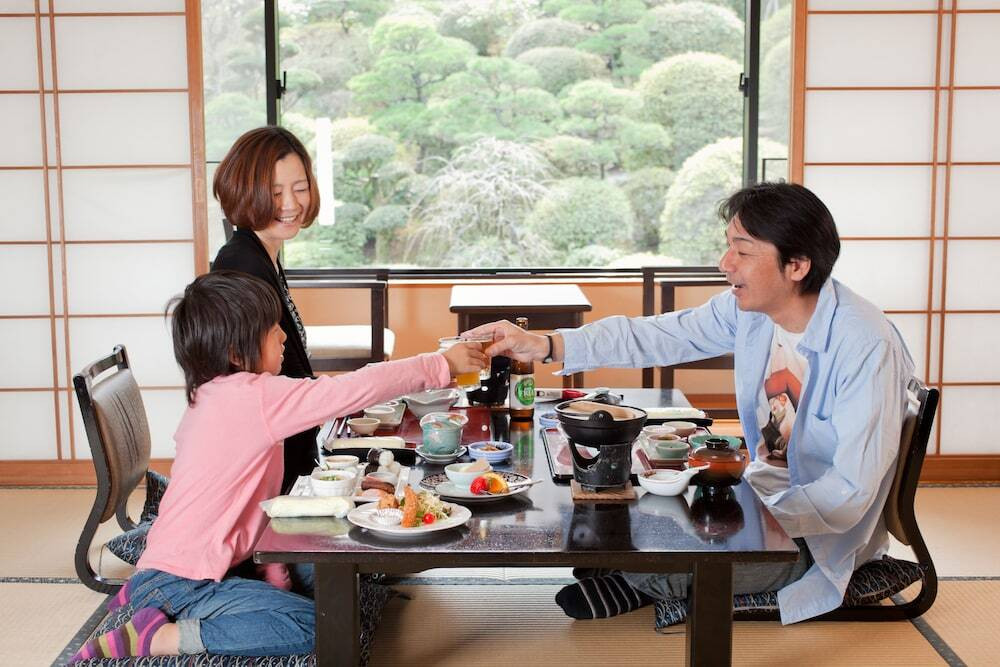 客室内のダイニングエリア