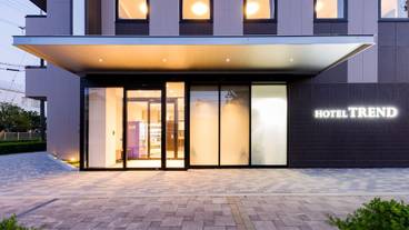 施設の正面 (日没後) / 2