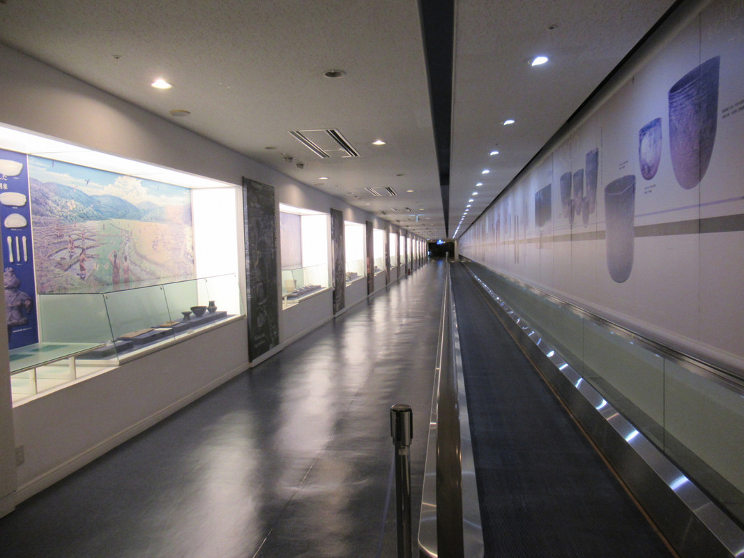 渡り廊下には縄文遺跡ミュージアムが