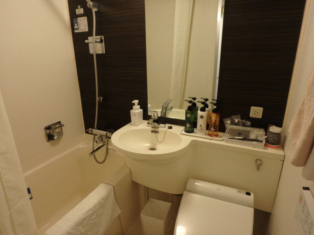 建物が古いらしくドアの開閉は渋く、中は下水の匂いがした