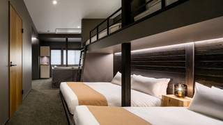 デラックス 4 人部屋 ベッド (複数台) 禁煙 専用バスルーム