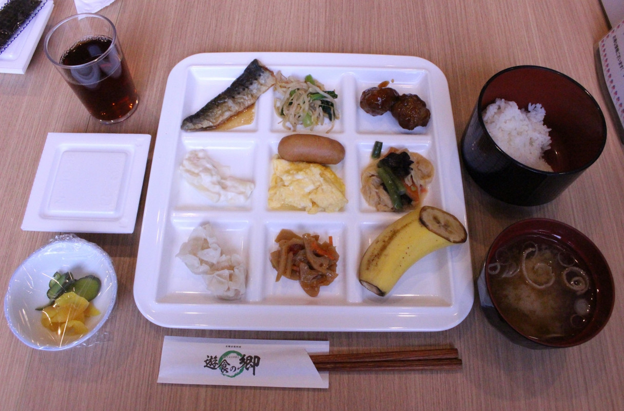 今の時期はプレート以外のものは自分で取りに行きます