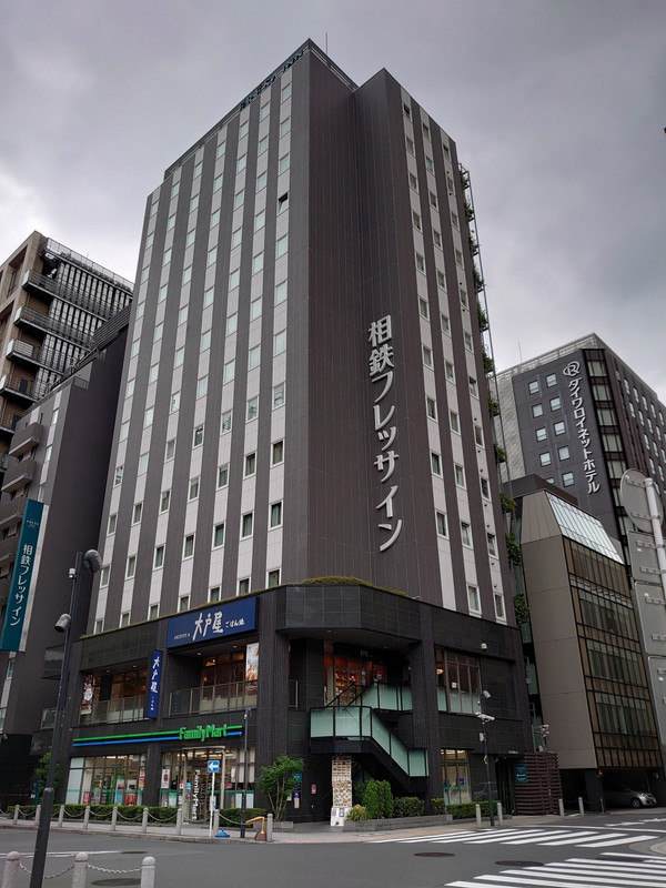 中央がフロントのある本館、左側の看板出ているのが別館。