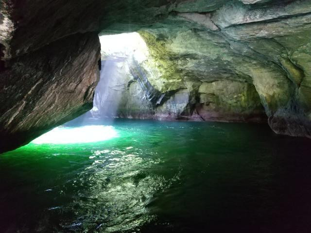 青の洞窟とも呼ばれる、天然記念物の「天窓洞」。‟天井の穴からこぼれる青い光が、綺麗で感動しました。”とのこと / 6