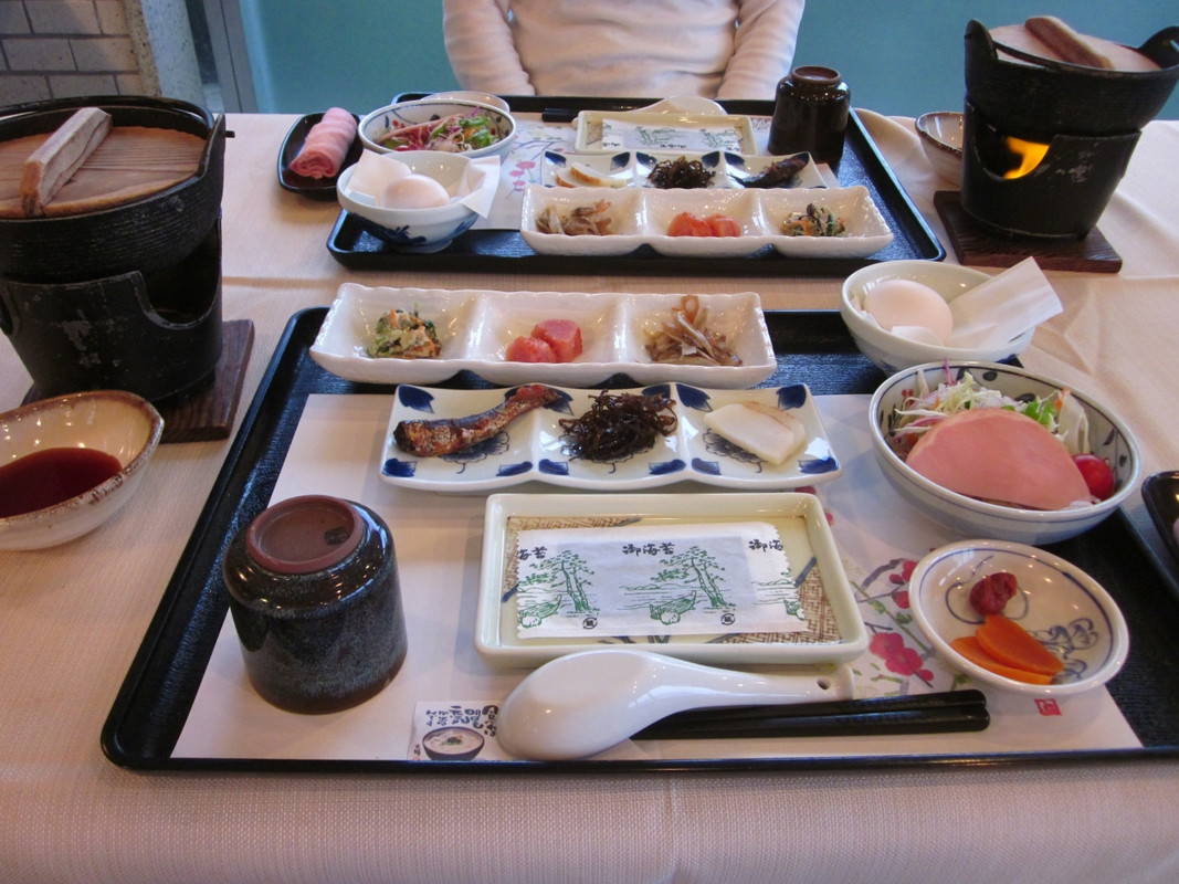 朝食はレストランでセットメニューです