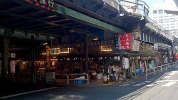 「炉端貝〇」外観 684879 炉端 貝○ ＠日比谷 JR高架下インターナショナルアーケードのこの一角にあります