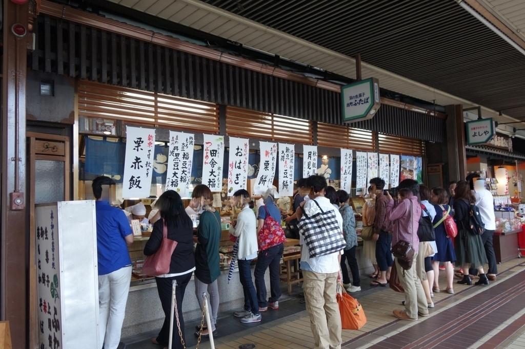 「出町ふたば」外観 792626 （2015/9月）こんな感じで買います