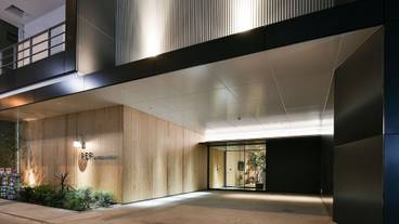 施設の正面 (日没後) / 1