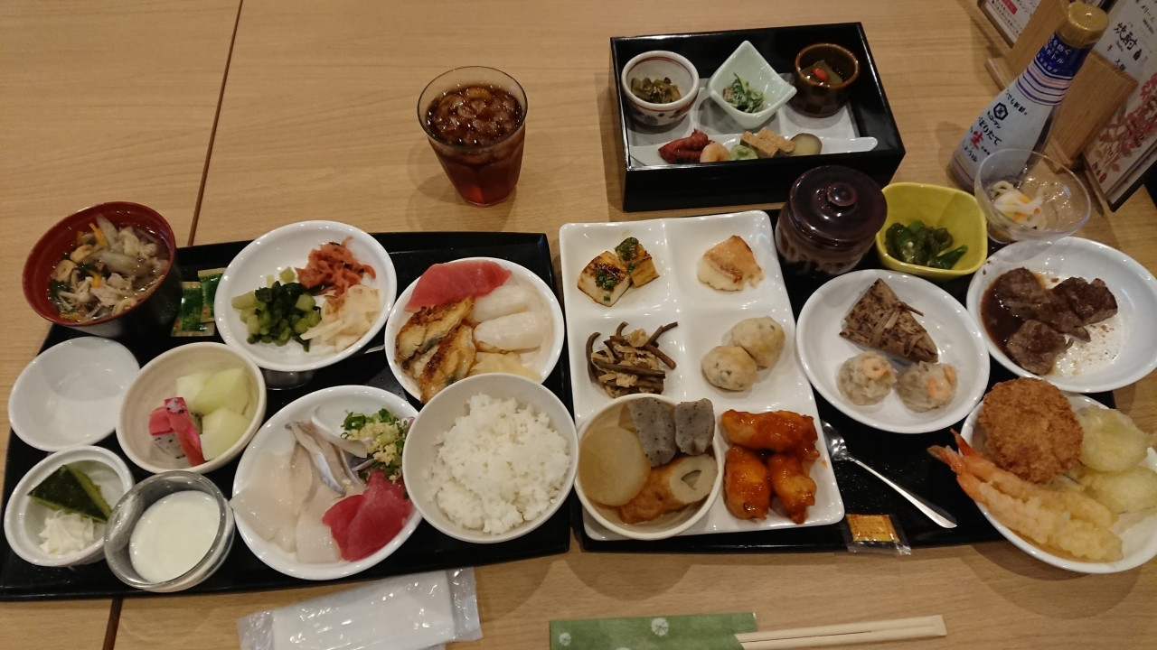 夕食バイキング。広いお座敷テーブルでのんびりと食事ができます