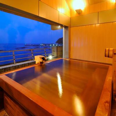 6つの多彩なお風呂で
かけ流しの温泉を堪能 / 2