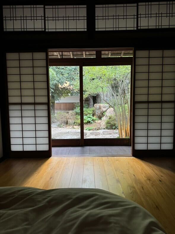 古き良き日本家屋が綺麗に快適に過ごせるよう工夫されていて、古い良さと新しい良さのいいとこ取りされているホテルでした。 / 1