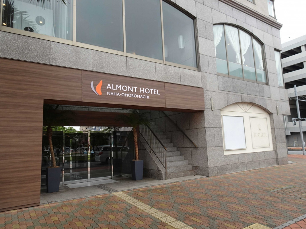 ここから2階のフロントへ