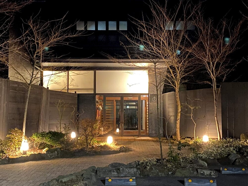 施設の正面 (日没後)