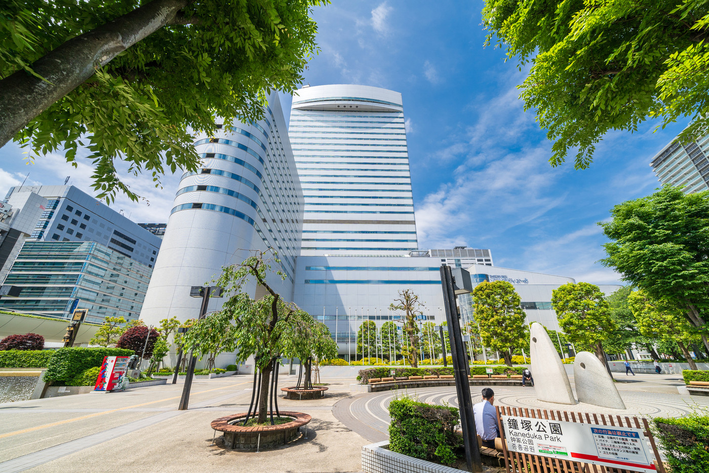 「埼玉県」新緑の鐘塚公園と大宮ソニックシティーの風景