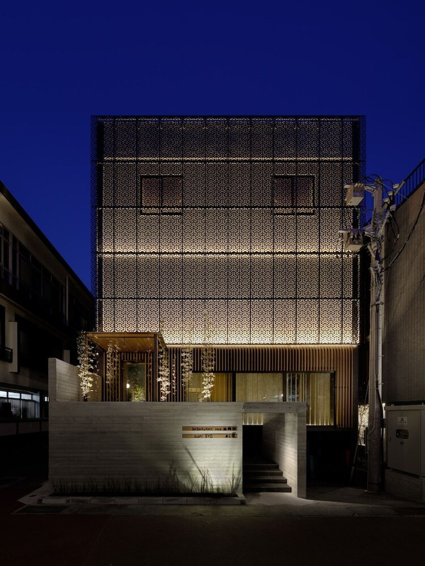 施設の正面 (日没後)