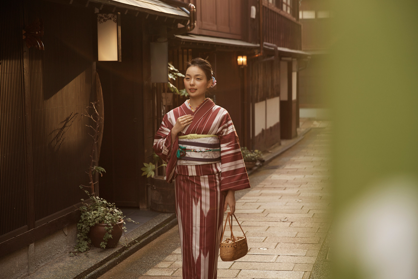 着物で観光する女性