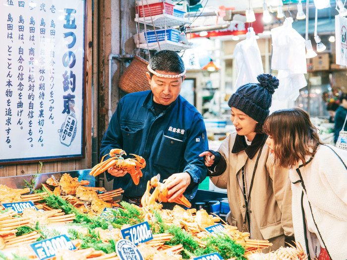 「お腹が白いかにが美味しいよ」と、店主の解説に耳を傾けるふたり