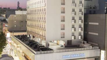 施設の正面 (日没後) / 1