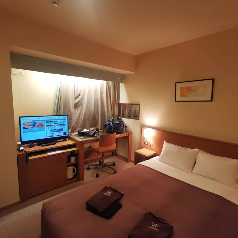 デスクが広い。眺望はなく、JRの音が聞こえる。