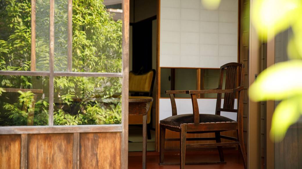 「蒼白い月」の縁側 / 1