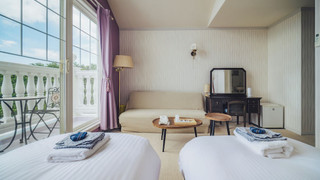 デラックス ツインルーム シングルベッド 2 台 バルコニー パーシャルシービュー