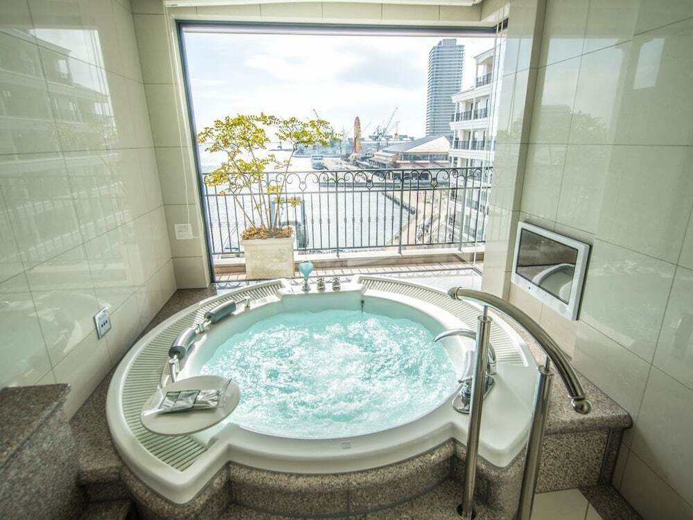 ジャグジーバスも全室に。バラを浮かべて2人きりのバスタイム4374522