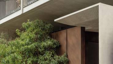 施設の入り口 / 2