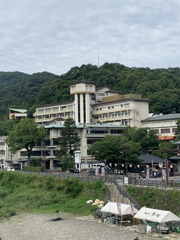 左の奥が温泉棟です。