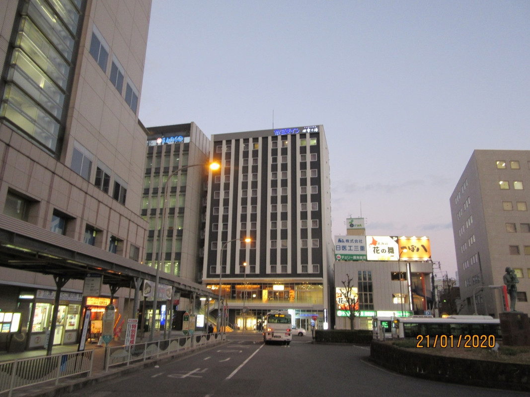 津駅前のホテルの外観 