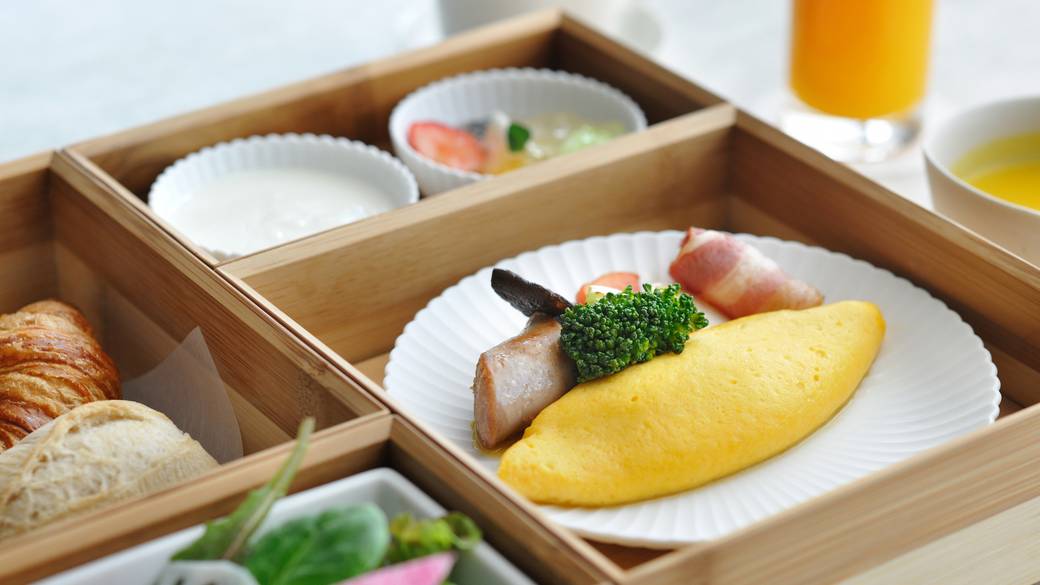 カラフルな小鉢が並ぶ
優雅な朝食 / 2