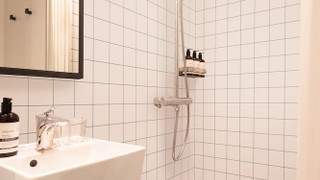 スタジオ シングルベッド 2 台 (Side by Side)