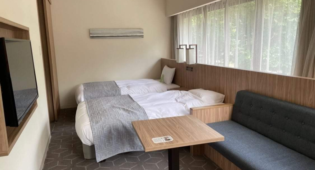 2～4階の客室「ノースリゾートフロア」の客室一例。「LOCAL＆RESORT(ローカルアンドリゾート)」がテーマの内装は、北海道らしい素材を使ったナチュラルな雰囲気。 / 1