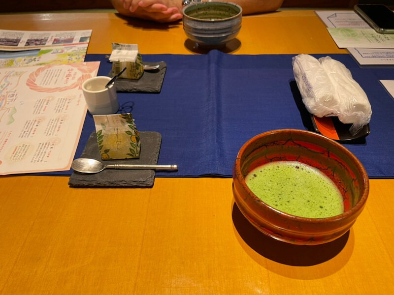 到着後は、抹茶とお茶菓子でほっとひと息 / 1