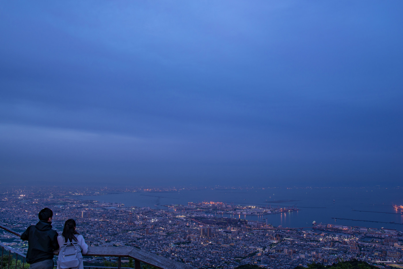 神戸　摩耶山からの夜景　展望台　掬星台から眺めるカップル