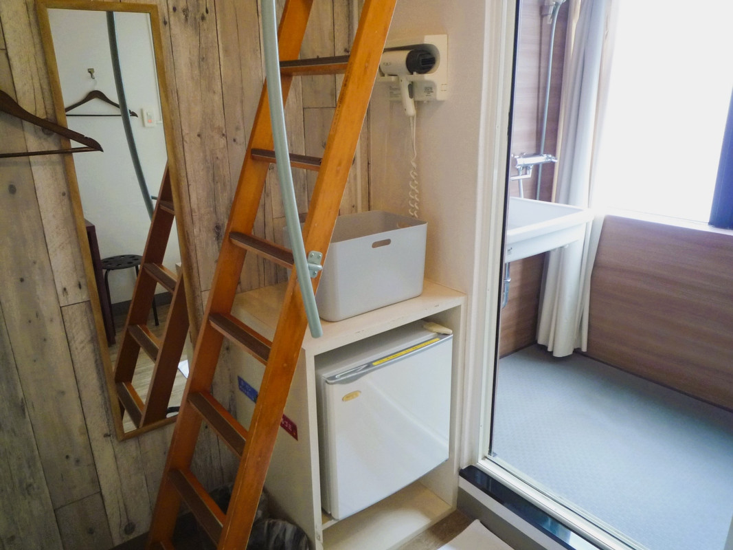 梯子下の備品スペース