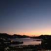 バルコニーから見た夕景。遠くに見える橋は…、