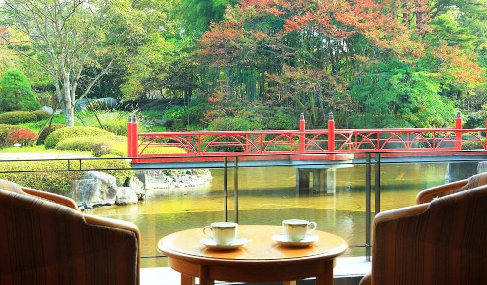 ロビーからの庭園風景 / 2