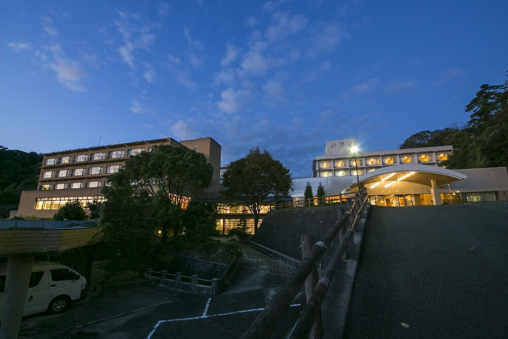 施設の正面 (日没後)