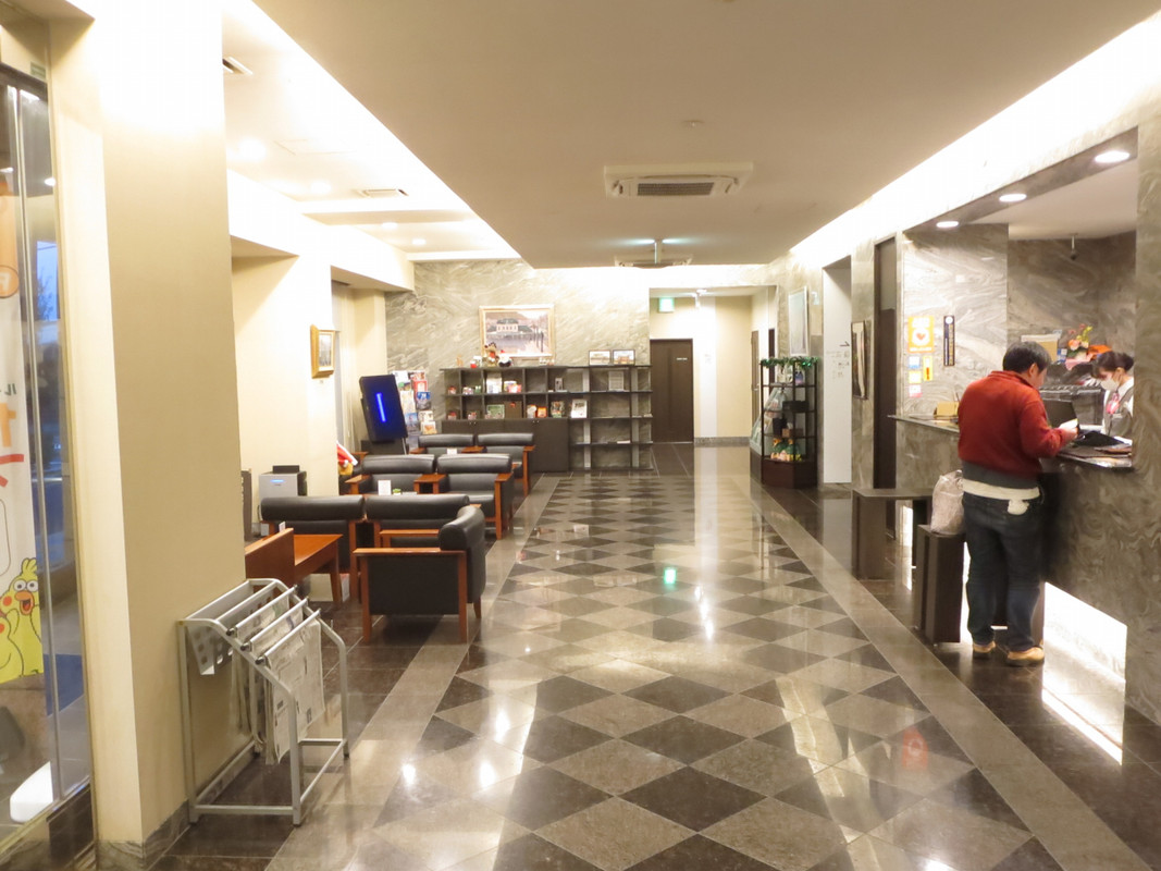 ホテル内のロビーとフロントです。