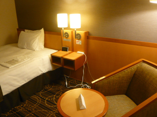 ＫＫＲホテル東京の客室の入浴ローブとテーブル、ベッドです。