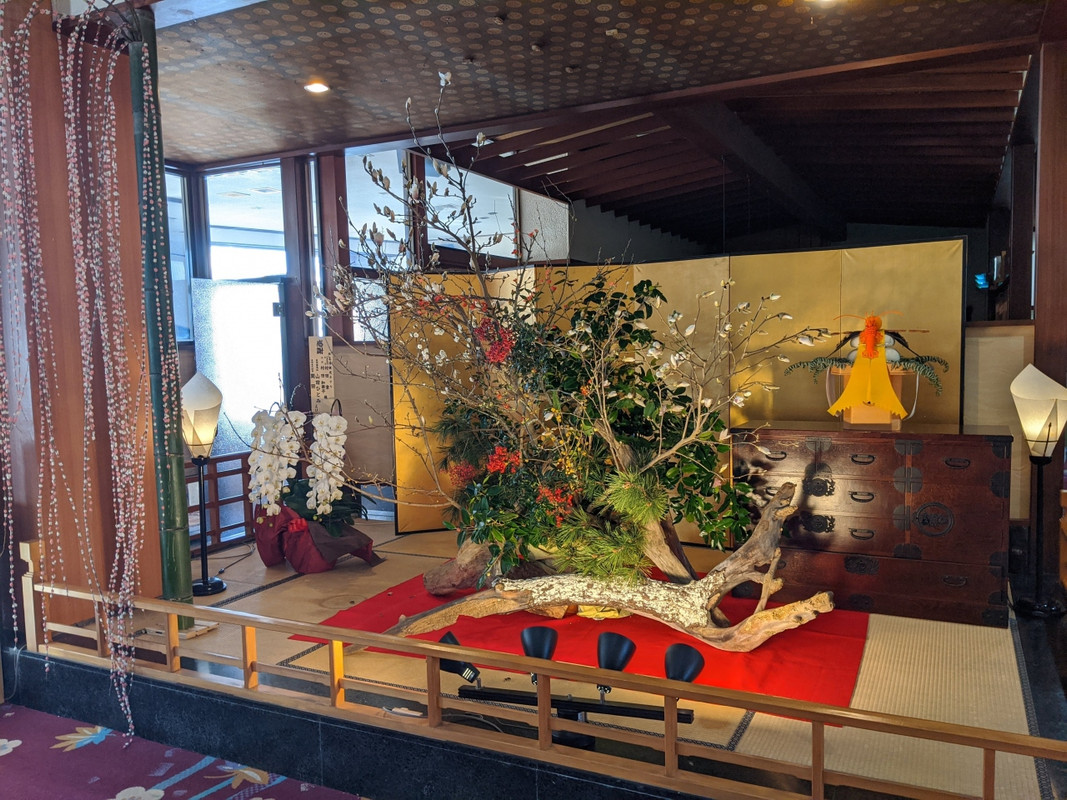 立派な生け花がお出迎え。